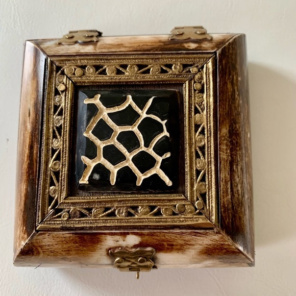 Vintage box made from bone and brass - Picture 6 of 12